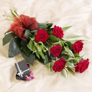 Six roses rouges