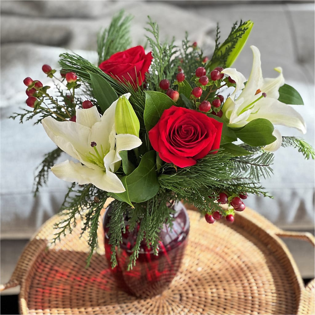 Evergreen Delight Bouquet – Fleuriste Boucherville, Boucherville PQ