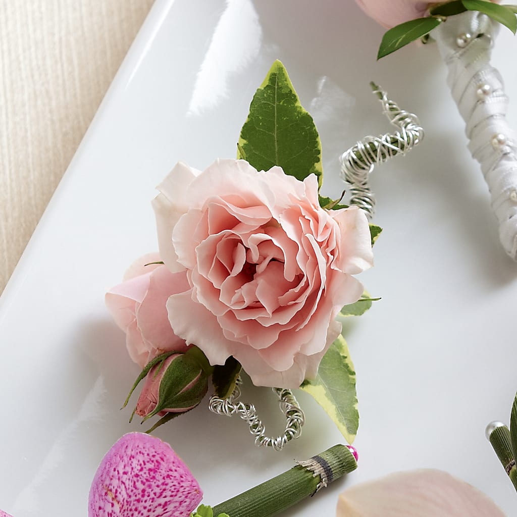 Pink Spray Rose Boutonniere – Fleuriste Boucherville, Boucherville PQ