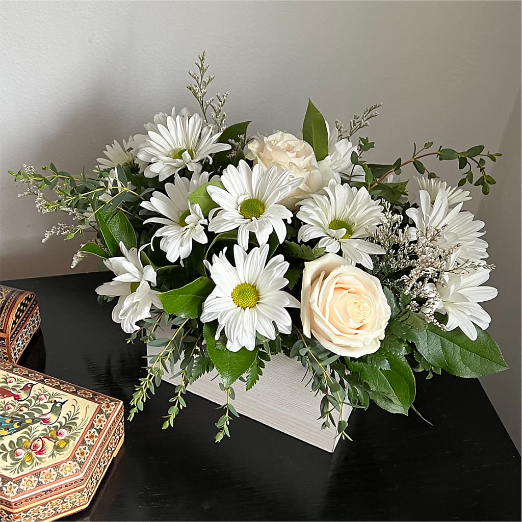 Fresh Linen Box Bouquet –  Fleuriste Boucherville, Boucherville PQ